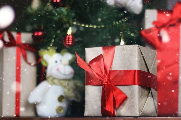 Presentes sob a árvore de Natal — Fotografia de Stock