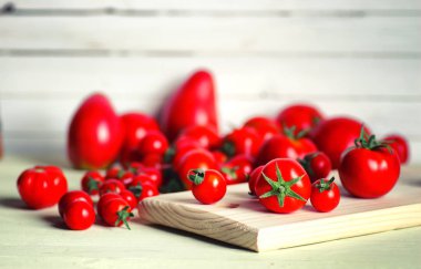 ahşap masa üzerinde taze domates