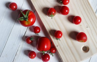 ahşap arka plan üstünde taze domates hasat