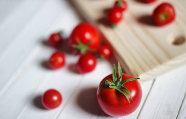 ahşap arka plan üstünde taze domates hasat