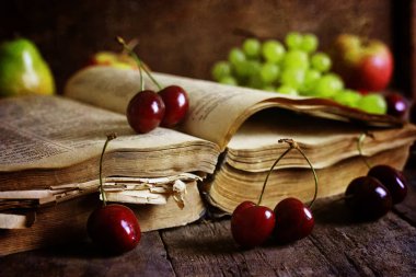 ahşap arka plan ve kiraz berry Retro kitap