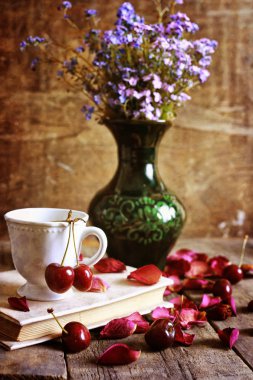 ahşap zemin retro üzerine kiraz berry