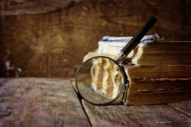 Büyüteç ve eski kitap