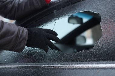 adam arabanın cam küçük bir taş girdi.