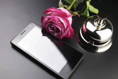 Bell ve Otelin resepsiyonunda anahtar