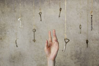 Birçok eski vintage tuşlarından birine uzanan el