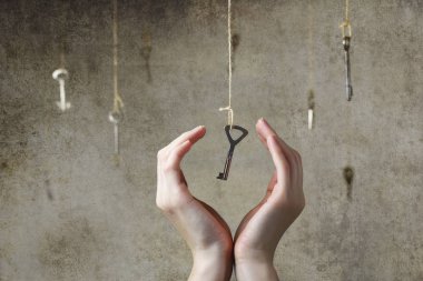 Birçok eski vintage tuşlarından birine uzanan el