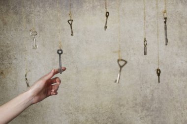 Birçok eski vintage tuşlarından birine uzanan el