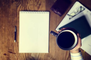 tablo yazma el üstten görünüm tonda