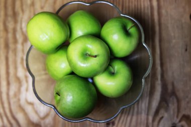 Ahşap arka planda yeşil elma