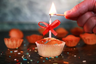 bir mum tatil ile cupcake