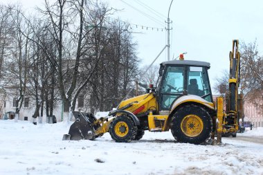kar temizleme için çekici bir şehir sokak Park