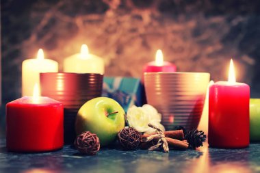 gece masa kupa ve mum