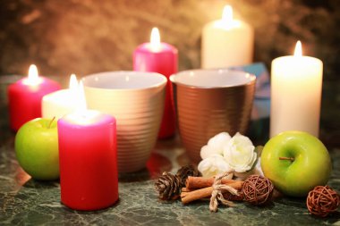 gece fincan çay mum ve elma ile