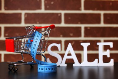 Satılık tuğla duvar arka plan için diyet ürünleri için el arabalar