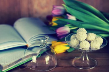 Lale ve çay ile ahşap arka plan