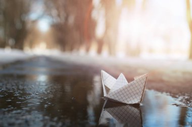 kağıt tekne bir havuzu kışın