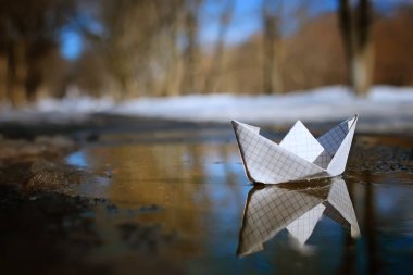 renkli fotoğraf kağıt tekne bahar sokak üzerinde