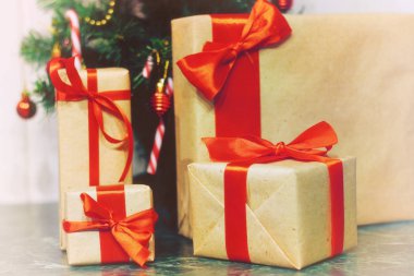 hediyeler Noel ağacının altında yığını