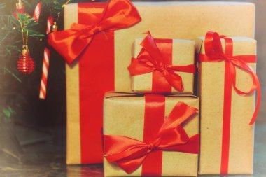 hediyeler Noel ağacının altında yığını