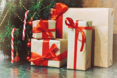 hediyeler Noel ağacının altında yığını