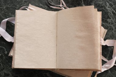 Yeşil Mermer tezgah üzerinde vintage kitap sayfalar açılır