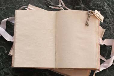 Yeşil Mermer tezgah üzerinde vintage kitap sayfalar açılır