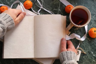 Yeşil Mermer tezgah üzerinde vintage kitap sayfalar açılır