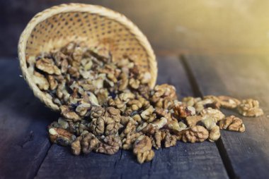 ahşap arka planda ceviz