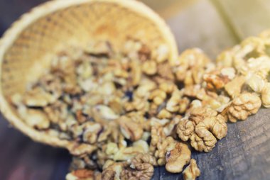 ahşap arka planda ceviz