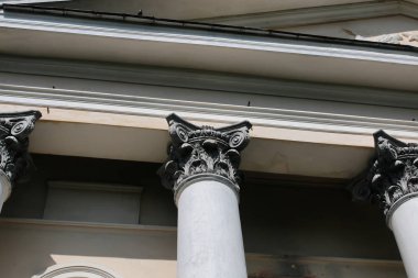 Bölüm eski sütun binayı terk