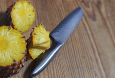 dilim ananas bıçak kesmek