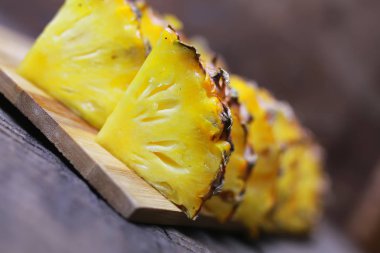 ananas dilimleri bıçak kesmek