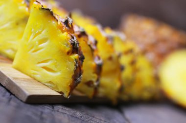 ananas dilimleri bıçak kesmek