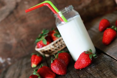 çilek ve bir bardak süt