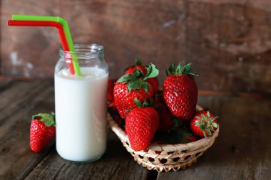 çilek ve bir bardak süt