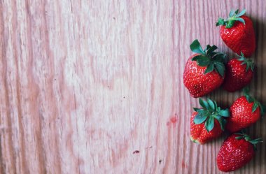 Ahşap üstüne çilek ve dantel
