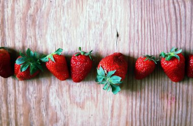 Ahşap üstüne çilek ve dantel