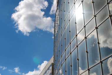 ofis binası içinde yansıyan gökyüzü