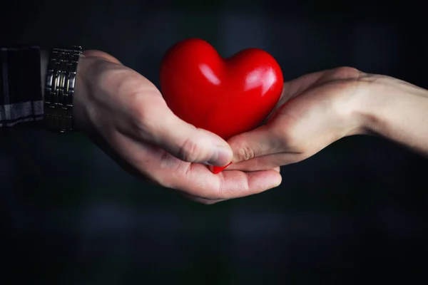 Člověk ruku dát valentine srdce pár — Stock fotografie