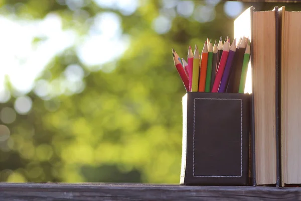 Libro pila fondo mesa madera al aire libre —  Fotos de Stock