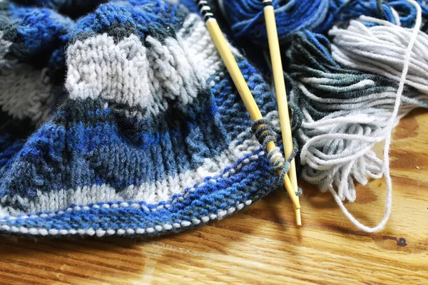 Wool and knitting needles basket — Stock Photo, Image