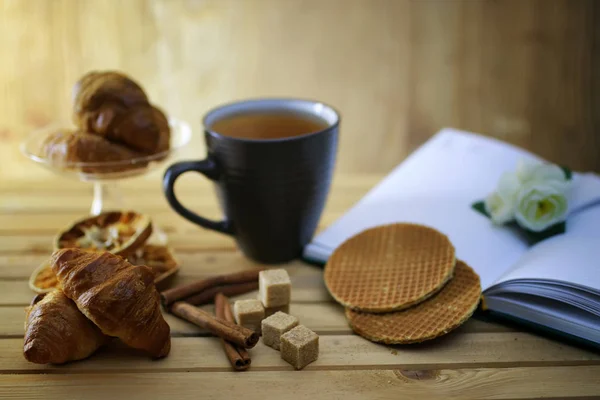 Xícara com livro de croissant chá — Fotografia de Stock