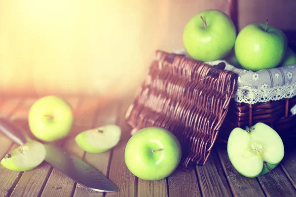 Luz solar maçã verde em uma cesta fundo de madeira — Fotografia de Stock