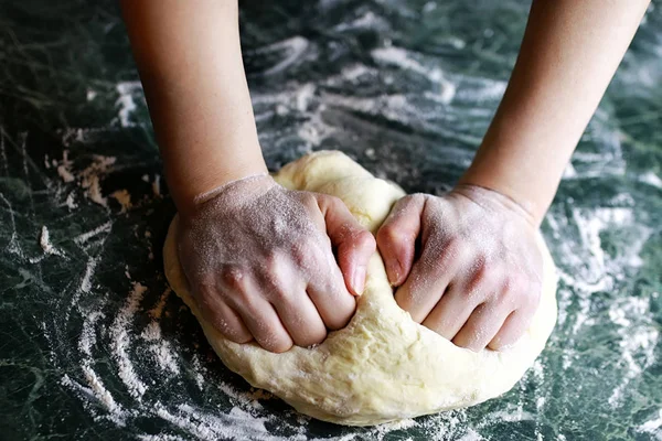 Приготувати піцу тісто рука — стокове фото