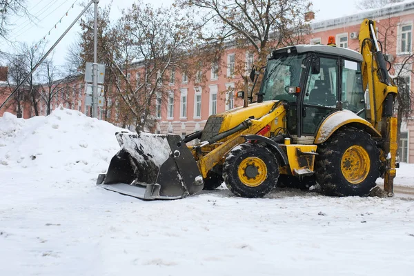 Traktor-hóeltakarítás számára a parkoló a város utca — Stock Fotó