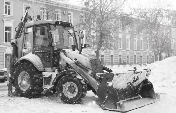 Máquina de neve com um balde ao ar livre rua cidade — Fotografia de Stock