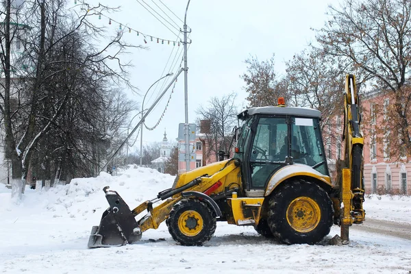 Трактор для уборки снега припаркован на городской улице — стоковое фото