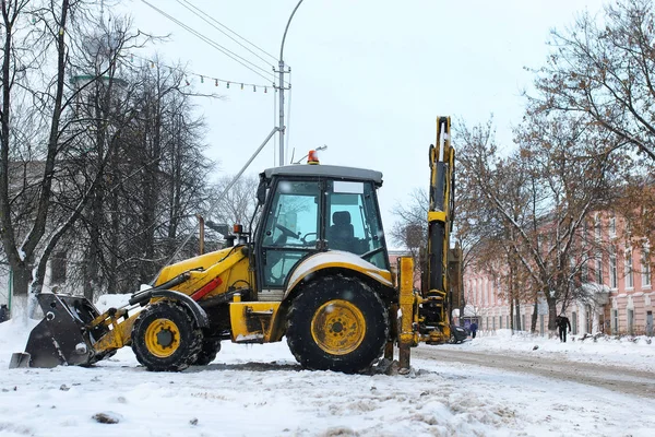 Трактор для уборки снега припаркован на городской улице — стоковое фото