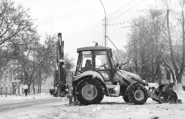 Снежная машина с ведром на улице города — стоковое фото